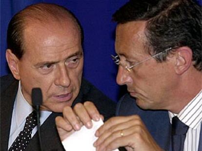 Silvio Berlusconi (izquierda), habla con su <i>número dos</i>, Gianfranco Fini, al final del consejo de ministros.