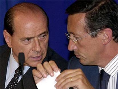 Silvio Berlusconi (izquierda), habla con su <i>número dos</i>, Gianfranco Fini, al final del consejo de ministros.