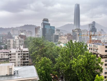 Un día lluvioso en Santiago (Chile), en una fotografía de archivo.
