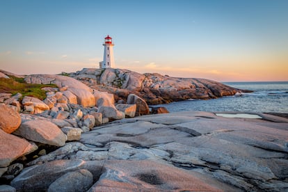 Nueva Escocia (Canadá). Faros, surf y carreteras tranquilas. Situada en el este de Canadá, la península de Nueva Escocia es un territorio a descubrir. Partiendo de Halifax, su capital y ciudad más poblada, esta es una región perfecta para recorrer en coche, entre pueblos costeros y escenarios surfistas. Es un mundo aparte para viajar despacio, empapándose de sus paisajes y de las experiencias en la naturaleza. El mejor plan es no tener plan, aunque hay muchas sugerencias. Como conocer Halifax antes de ponerse en marcha por el resto de la península, y sobre todo descubrir su gastronomía basada en pescado fresco y marisco. Desde Halifax hay que dirigirse al valle de Annapolis, parando en la ruta en los muchos y encantadores mercados de productores y productos agrícolas, y también en los anticuarios. En este valle no faltan los viñedos debido a su microclima, pero esperan otras experiencias mucho más extrañas, como tirarse por las cuestas de barro, algo único en el mundo. Nueva Escocia es, sobre todo, tierra de faros, como el de Peggy’s Cove (en la imagen), posiblemente el más bonito de toda la provincia y también el más turístico. Se encuentran por todas partes, junto a pueblos preciosos de la costa sur como Lunenburg.