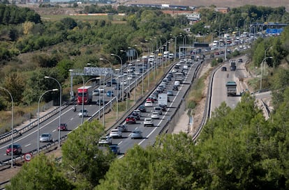 Atasco en la autopista A-3 a la altura de Rivas-Vaciamadrid, por la salida del Puente del Pilar.