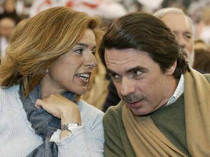 Ana Botella y su marido, José María Aznar, en un momento de confidencias.