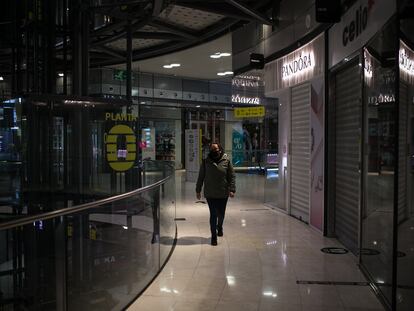 Interior del centro comercial Arenas, cerrado por las restricciones.