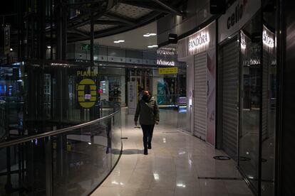 Interior del centro comercial Arenas, cerrado por las restricciones.
