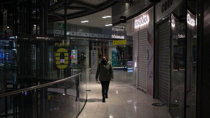 El centro comercial Arenas, en Barcelona, este miércoles con la mayoría de sus tiendas cerradas por las restricciones.