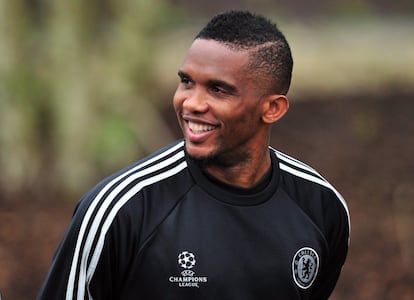 Eto'o durante el entrenamiento previo al partido de vuelta de cuartos de final de la Champions que les enfrentará al PSG.