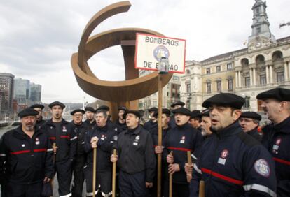 Un grupo del Cuerpo de Bomberos de Bilbao canta a Santa Águeda delante del Ayuntamiento.