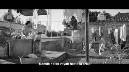 Una escena de la película 'Roma' con subtítulos en español latinoamericano.