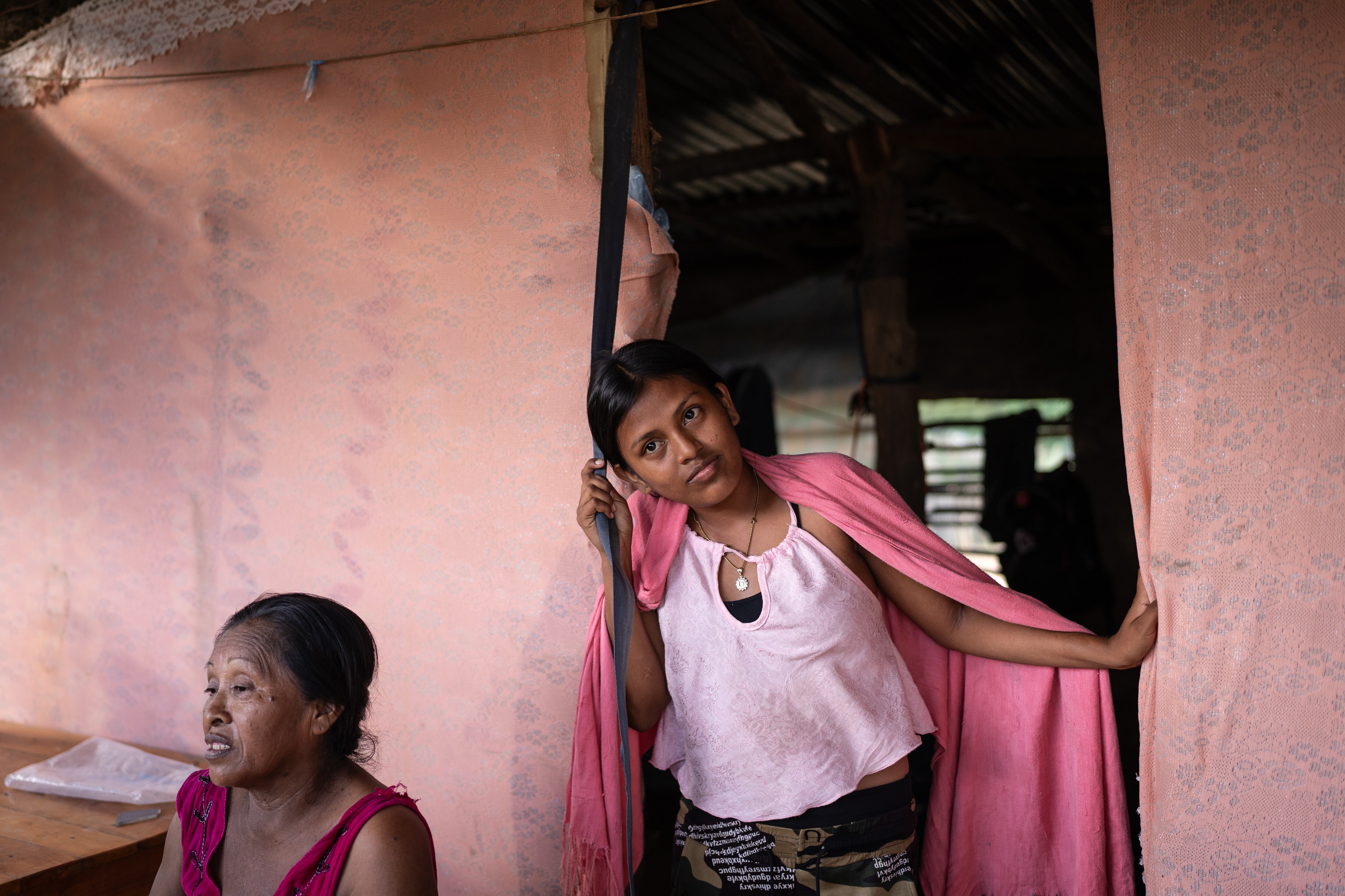 Yanni González (16) y Tamara Fernández, en su casa en Paraguachón (La Guajira), el 23 de noviembre de 2023.