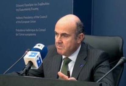 Imagen de televisión del ministro de Economía, Luis de Guindos, en la rueda de prensa posterior a la reunión de ministros de Economía y Finanzas (Ecofin) celebrada en Atenas. EFE/Archivo