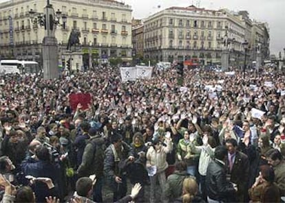 Miles de personas se han dado cita hoy en la madrile?a Puerta del Sol para secundar la concentracin en se?al de duelo con las vctimas y repulsa por los atentados cometidos ayer en Madrid.