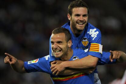 Soldado celebra junto a Mata el primer gol del partido.