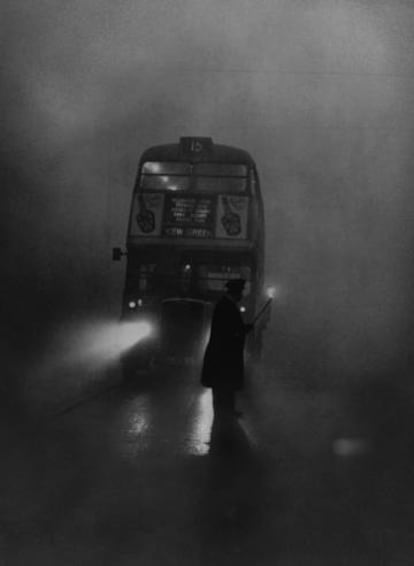 Un autobús en el centro de Londres, durante la Gran Niebla de 1952.