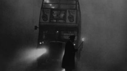 Un autob&uacute;s en el centro de Londres, durante la Gran Niebla de 1952.