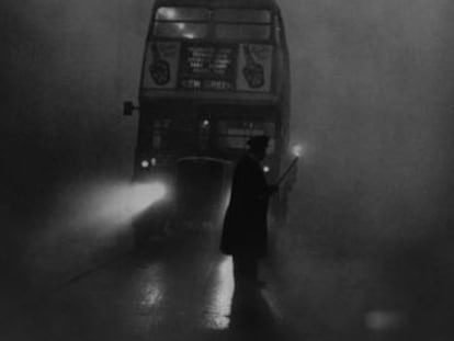 Un autob&uacute;s en el centro de Londres, durante la Gran Niebla de 1952.