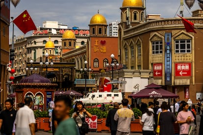 Un vehículo blindado en la entrada del Gran Bazar de Urumqi, una de las principales atracciones turísticas de la capital de la región autónoma de Xinjiang