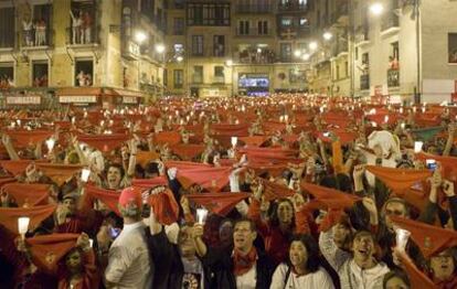 Pamploneses y visitantes entonan el Pobre de Mí, que marca el final de las fiestas de San Fermín 2011.