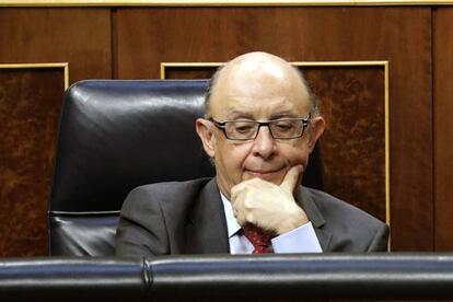 El ministro de Hacienda, Cristóbal Montoro, durante un pleno en el Congreso de los Diputados. EFE/Zipi