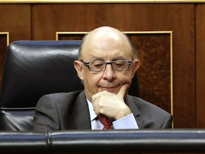 El ministro de Hacienda, Cristóbal Montoro, durante un pleno en el Congreso de los Diputados. EFE/Zipi