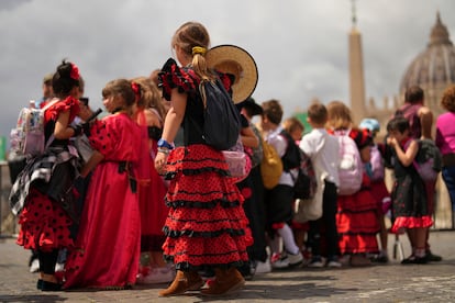 Un grupo de niños vestidos de flamenco en la plaza de San Pedro del Vaticano.