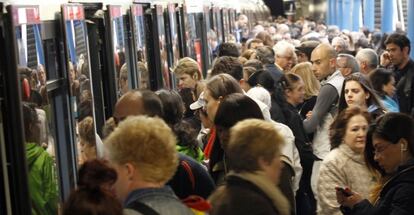 Usuarios del metro abarrotan los andenes de la estación de Príncipe Pío el 15 de mayo de 2013.