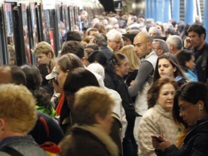 Usuarios del metro abarrotan los andenes de la estaci&oacute;n de Pr&iacute;ncipe P&iacute;o el 15 de mayo de 2013.