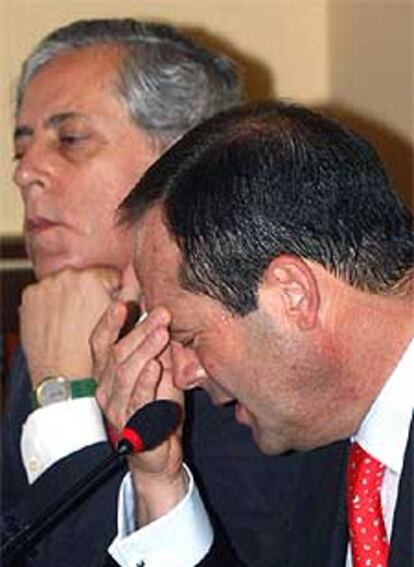 El ministro José Bono y el periodista Miguel Ángel Aguilar, en un seminario sobre Seguridad y Defensa en Toledo.