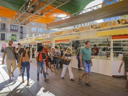 Aspecte, ahir, de la Setmana del Llibre en Català a la plaça de la Catedral de Barcelona.