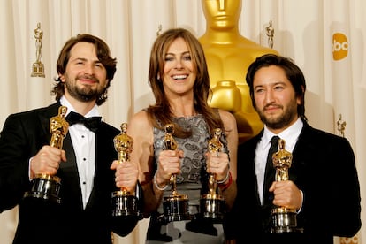 'EN TIERRA HOSTIL' (2009, 49.876.984 de dólares recaudados) – Cuando al abrir el sobre Barbra Streisand exclamó “¡Por fin llegó el día!” fue fácil deducir que la ganadora del Oscar a la mejor directora era Kathryn Bigelow, la primera mujer en conseguirlo tras 82 años y tan sólo dos nominaciones femeninas previas: Lina Wertmüller y Sofia Coppola. En aquella noche histórica para la responsable de 'Le llaman Bodhi', 'Días extraños' y 'Acero azul', se premió también a su película 'En tierra hostil' como la mejor del año, un film bélico seco y sin concesiones protagonizado por los artificieros del ejército estadounidense en Irak con un por entonces casi desconocido Jeremy Renner al frente.¿Qué dijo la taquilla? Con un presupuesto de quince millones de euros, una minucia para una película bélica, recaudó unos cincuenta millones. La crítica la adoró, pero el público fue reacio a entrar en una historia tan caótica como el propio conflicto, pero menos emocional y heroica de lo que el gusto popular reclama. Aquel 7 de marzo se produjo una curiosa coincidencia: el gran derrotado de la noche fue el exmarido de Bigelow, James Cameron, que veía como aquel pequeño film rodado en mano y de manera casi artesanal derrotaba a su 'Avatar', que con sus casi tres mil euros de recaudación sigue siendo la película más taquillera de la historia. No hubo rencillas: durante la reñida campaña de premios en la que se había dividido los galardones entre ambos, había manifestado más de una vez que deseaba que Bigelow recibiese un Oscar que “honrase su talento”.