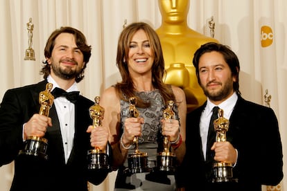 'EN TIERRA HOSTIL' (2009, 49.876.984 de dlares recaudados) C Cuando al abrir el sobre Barbra Streisand exclam ?Por fin lleg el da! fue fcil deducir que la ganadora del Oscar a la mejor directora era Kathryn Bigelow, la primera mujer en conseguirlo tras 82 a?os y tan slo dos nominaciones femeninas previas: Lina Wertmller y Sofia Coppola. En aquella noche histrica para la responsable de 'Le llaman Bodhi', 'Das extra?os' y 'Acero azul', se premi tambin a su pelcula 'En tierra hostil' como la mejor del a?o, un film blico seco y sin concesiones protagonizado por los artificieros del ejrcito estadounidense en Irak con un por entonces casi desconocido Jeremy Renner al frente.?Qu dijo la taquilla? Con un presupuesto de quince millones de euros, una minucia para una pelcula blica, recaud unos cincuenta millones. La crtica la ador, pero el pblico fue reacio a entrar en una historia tan catica como el propio conflicto, pero menos emocional y heroica de lo que el gusto popular reclama. Aquel 7 de marzo se produjo una curiosa coincidencia: el gran derrotado de la noche fue el exmarido de Bigelow, James Cameron, que vea como aquel peque?o film rodado en mano y de manera casi artesanal derrotaba a su 'Avatar', que con sus casi tres mil euros de recaudacin sigue siendo la pelcula ms taquillera de la historia. No hubo rencillas: durante la re?ida campa?a de premios en la que se haba dividido los galardones entre ambos, haba manifestado ms de una vez que deseaba que Bigelow recibiese un Oscar que honrase su talento. 