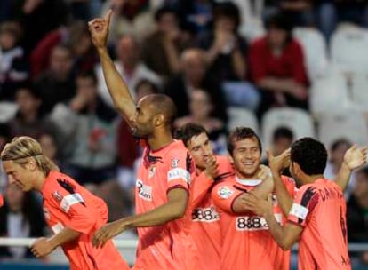 Kanouté celebra su gol con varios compañeros del Sevilla.