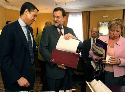 Rajoy acudió ayer al Congreso a recoger su acta de diputado acompañado de Zaplana.