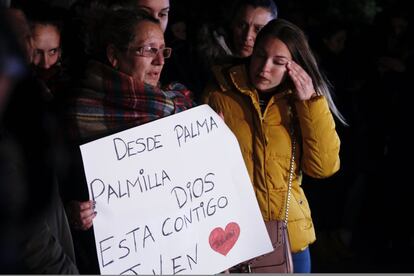 Comienzan a llegar vecinos a la vigilia convocada en Totalán por Julen, este jueves.
