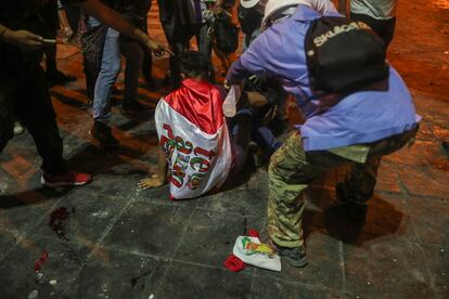 Lapa Laime envuelto en la bandera peruana el día en que fue herido.