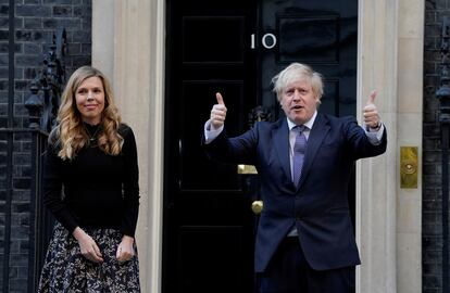 Boris Johnson y Carrie Symonds, en el número 10 de Downing Street, en Londres, el pasado mayo. 