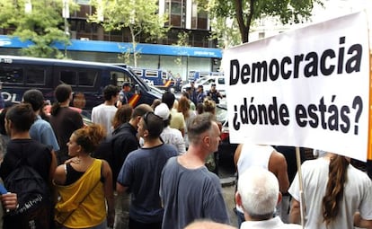 Manifestantes en las inmediaciones de la sede del Partido Popular.