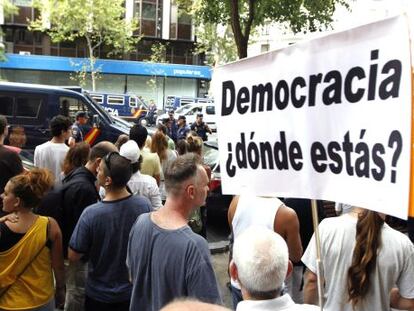 Manifestantes en las inmediaciones de la sede del Partido Popular.