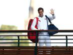 07 July 2021, United Kingdom, London: Roger Federer waves to the spectators as he walks over the bridge after losing his men's singles quarter-final match against Polish Hubert Hurkacz on day nine of the 2021 Wimbledon Tennis Championships at The All England Lawn Tennis and Croquet Club. Photo: Adam Davy/PA Wire/dpa
07/07/2021 ONLY FOR USE IN SPAIN