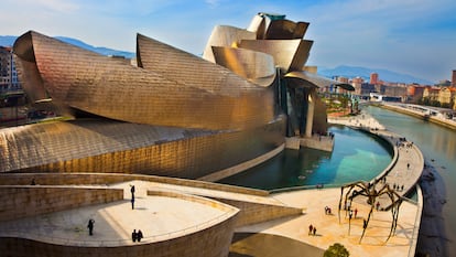 El museo Guggenheim, obra del arquitecto Frank Gehry junto a la ría de Bilbao.