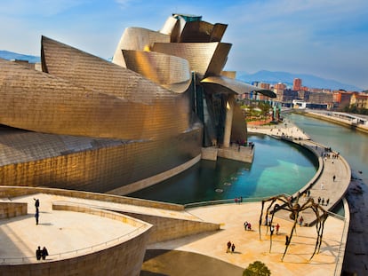 El museo Guggenheim, obra del arquitecto Frank Gehry junto a la ría de Bilbao.