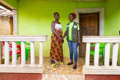 Mercy Pewee, que padece filiariasis linfática, y Nowai Kerkula, trabajadora del Ministerio de Salud de Liberia. Kerula recorre las comunidades del condado de Bong para atender a los pacientes de enfermedades olvidadas y para concienciar a los vecinos de las medidas de prevención.