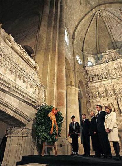 Ofrenda de los tres presidentes y la consejera a la tumba de Jaume I.