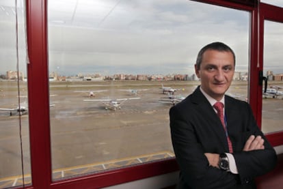 Gerardo González, director del aeródromo de Cuatro Vientos, en su despacho.