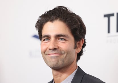 Aunque a Vincent Chase su talento le llevaba a conquistar con igual desparpajo Sundance que las taquillas, Grenier no corrió la misma suerte. Algo difícil de prever, teniendo en cuenta de que antes de llegar a la serie de HBO había trabajado con Woody Allen, John Waters y Steven Spielberg. Su aparición en la exitosa 'El diablo viste de Prada' pareció significar un espaldarazo a su carrera, pero tras el cierre de 'Entourage' no ha vuelto a tener ningún papel relevante. Más allá de la interpretación ha producido documentales, mantiene una carrera musical intermitente y como embajador de buena voluntad para el Programa de las Naciones Unidas para el Medio Ambiente conciencia acerca de la reducción del plástico de un solo uso y la protección de la vida en los océanos. En la imagen, Adrian Grenier en 2023.