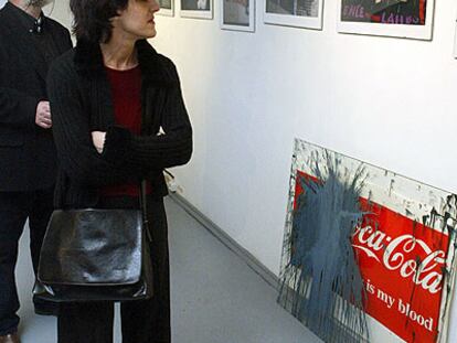 Unos visitantes en la exposición <i>Cuidado, religión,</i> en enero de 2003 en el Museo Sájarov.