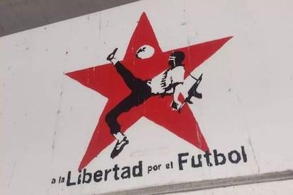 Un zapatista tirando una chilena pintado en un muro del Millerntor-Stadion en Hamburgo.