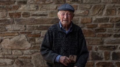 Jesús García, de 104 años, el último brigadista internacional, posa en Colliure, el pasado lunes, con una imagen de su juventud.