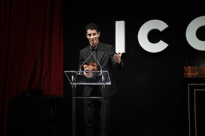 El actor Manu Rios recoge el premio ICON revelación.