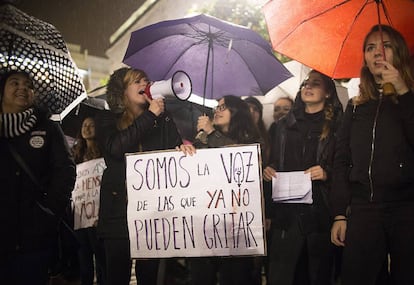 <p>En febrero de 2016 se puso en marcha el Fondo de Becas Fiscal Soledad Cazorla, una iniciativa que puso en marcha la familia de Cazorla, en su honor y para continuar con su trabajo: ella fue la primera fiscal de violencia de género, fallecida un año antes. Aquellas primeras ayudas fueron a cuatro huérfanos, dos niños, una niña y una joven.</p><p>En la imagen, una concentración en Sevilla por el Día contra la violencia de género.</p>