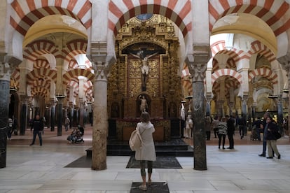 Una visitante fotografía un detalle de la mezquita-catedral de Córdoba, en noviembre de 2023.